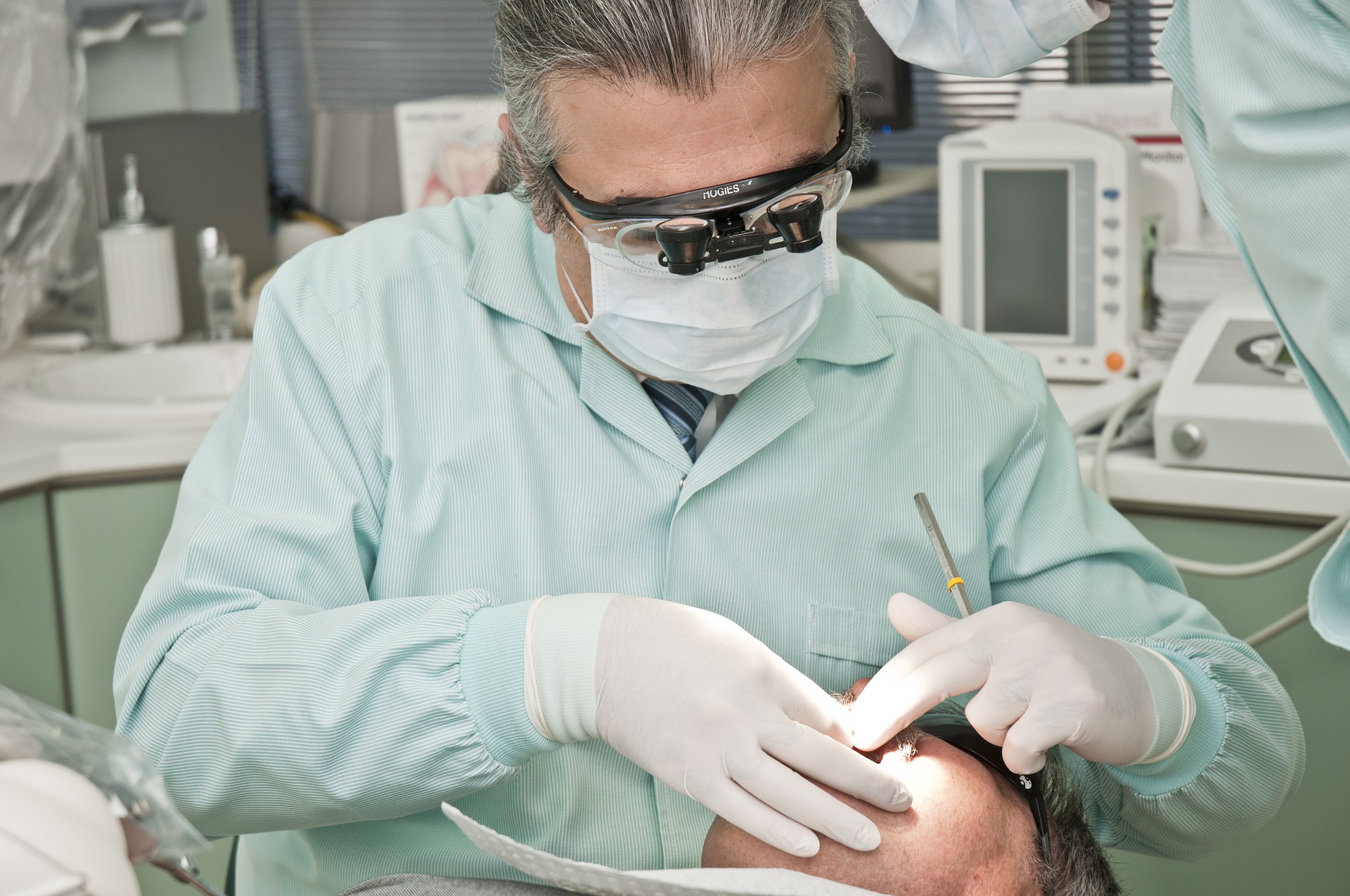 Zakładanie implantu stomatologicznego