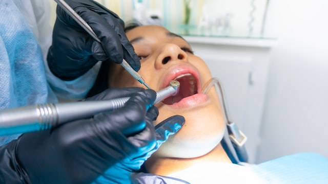 Ile kosztuje wybielanie zębów u dentysty?